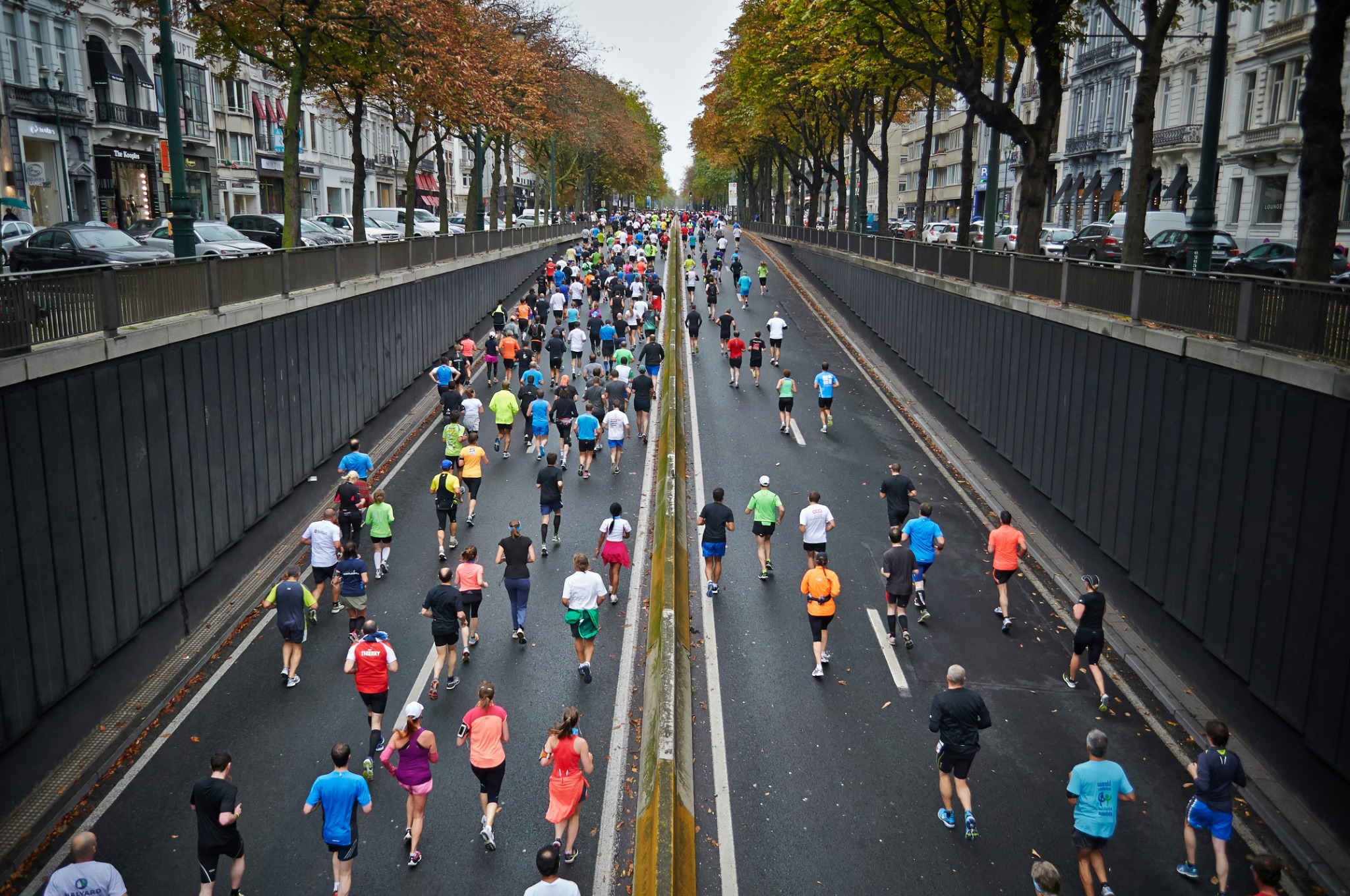 A large field of runners taking part in a city road race